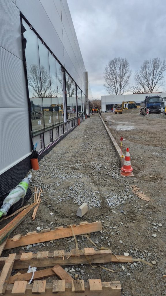 Podsypka pod kostkę brukową wzdłuż budynku