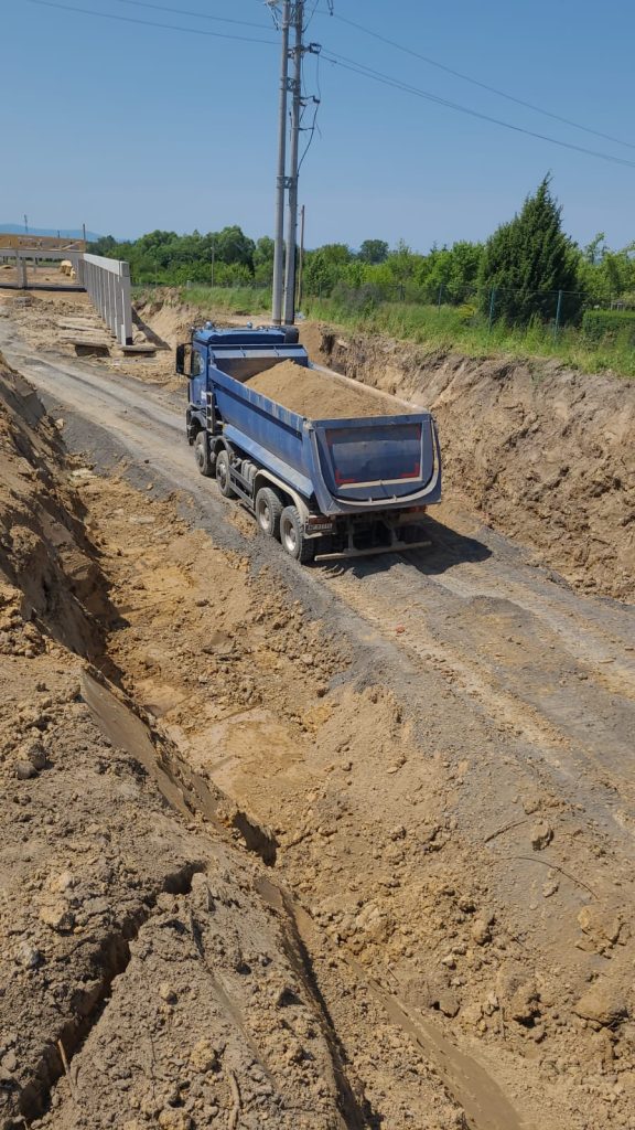 Maszyna budowlana profilująca skarpę