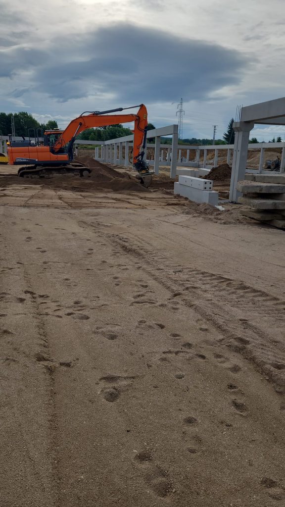 Koparko-ładowarka podczas robót ziemnych