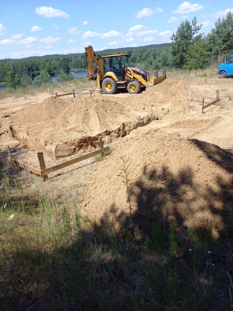Przygotowane podłoże drogi na terenie budowy