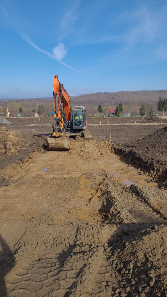 Koparka wykonująca wykop pod fundamenty